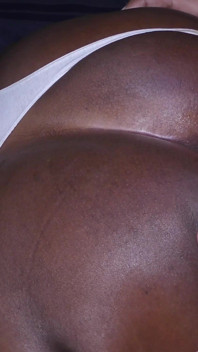 どのように私はパンティーで私の黒檀のガールフレンドを肛門ファックし、彼女の素敵なお尻の穴の中で兼