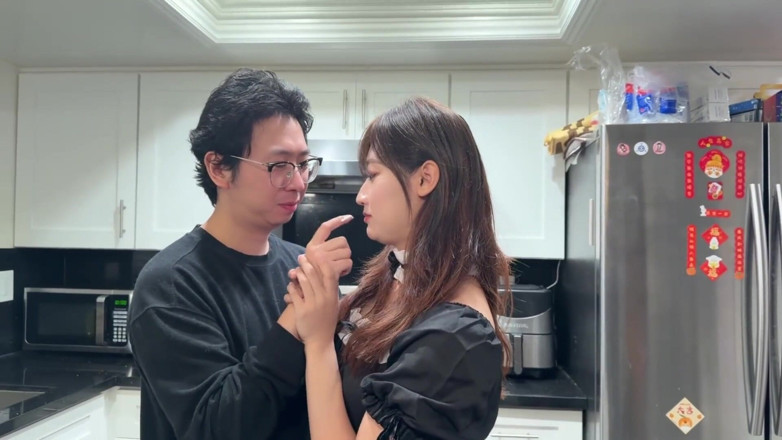 Chloe Lin: 戸別訪問のベーキングレッスンがキッチンバトルに変わります! クリームは相手より先に送られ、28分で全身にクリームが中出しされました