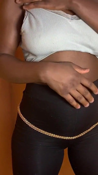 Çikolata tenli seksi Afrikalı zenci ayakta sikişiyor