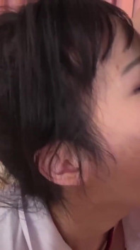 ฉันเห็นน้องสาวต่างแม่กำลังช่วยตัวเอง...
