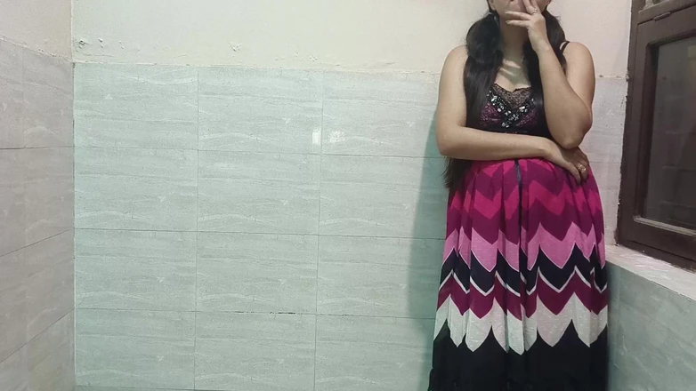 Saarabhabhi6: デシ・インディアンの継父は、幼い継娘が一人でタバコを吸っているのを見て罰する