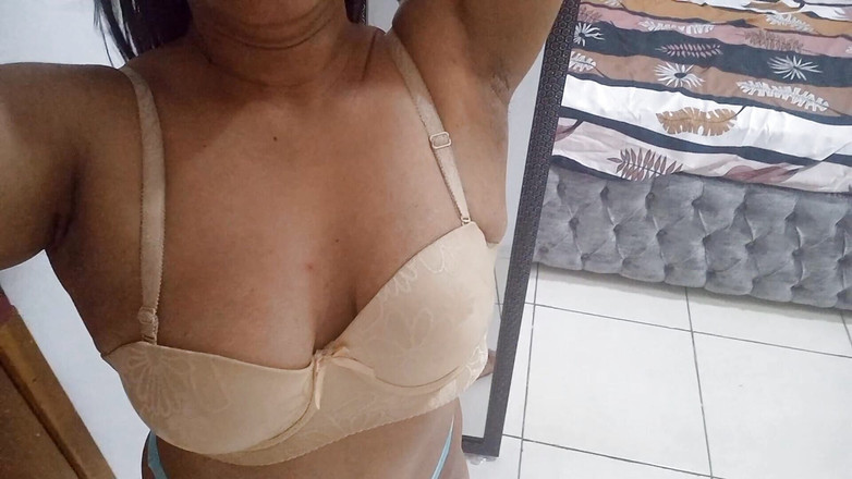 PATY PATY: Egzotyczna pasierbica przed lustrem masturbuje się w swojej seksownej bieliźnie,...