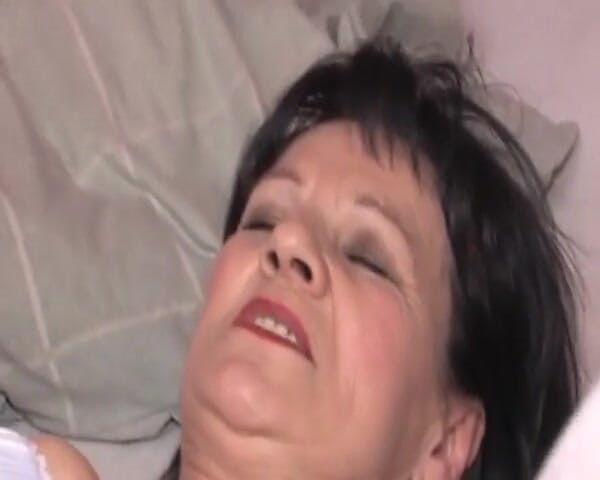 Enjoy German porn: Troia cougar tedesca dai capelli scuri viene scopata nel culo