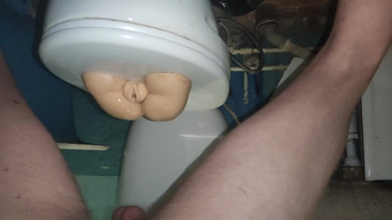 Rim Dick: Sex dur cu o jucărie în toaletă
