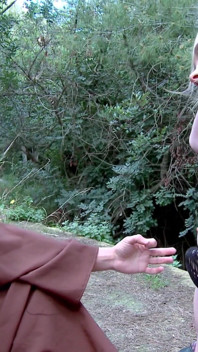 Si blonde Muda Perancis Cristal Bardzo dikongkek oleh seorang sami di dalam hutan