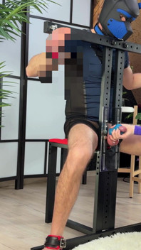 Paní dojí svého otroka přítele 3x v dojící židli