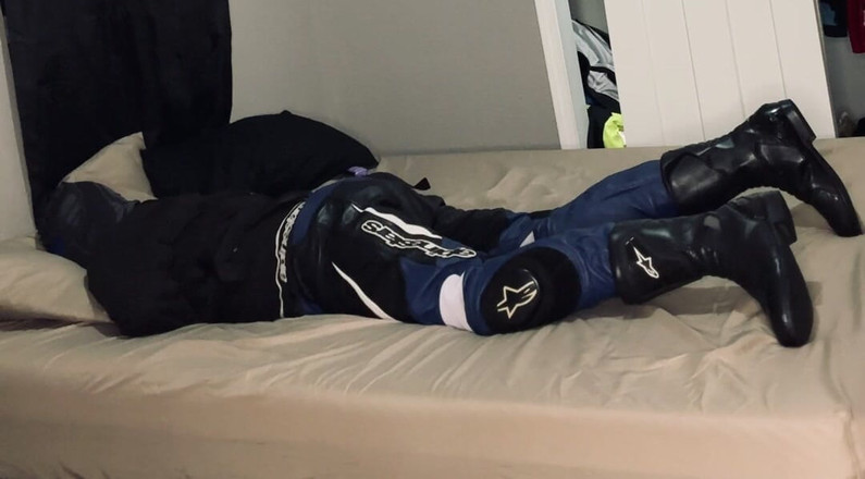 GearJock69: Motorkář ve svěrací kazajce a svázaná