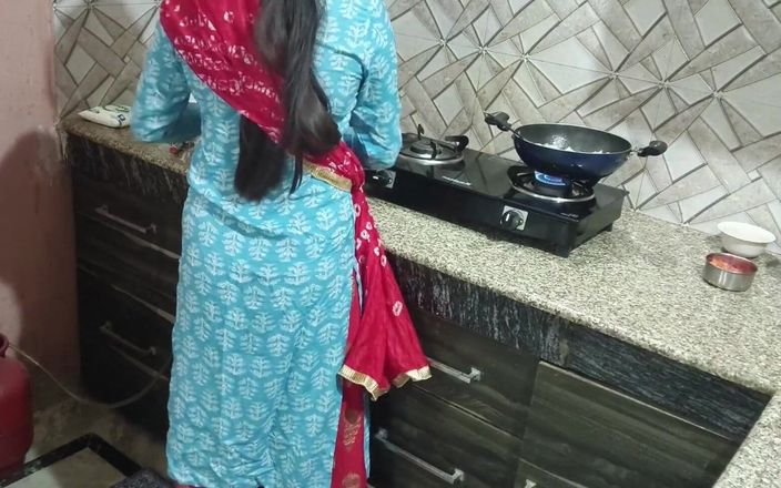 Saara Bhabhi: 印地语性爱故事角色扮演 - 热辣美丽的熟女哥与无辜的 devar 角色扮演性爱！