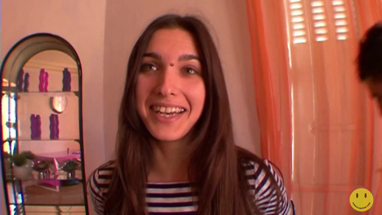 French Amateur Porn: Amatoare franceză zveltă foarte drăguță futută pe canapea