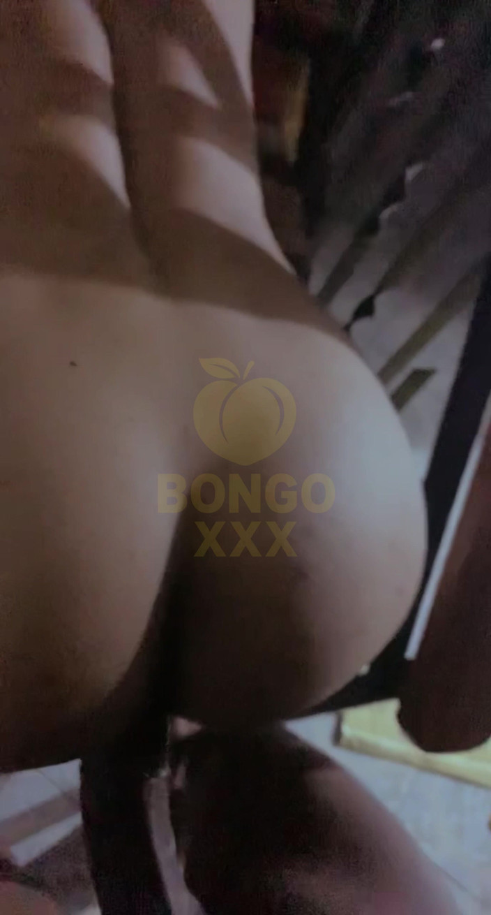 BongoXXX: 彼女の小さなお尻で、私は彼女のマンコのひよこに激しくイキまくりました