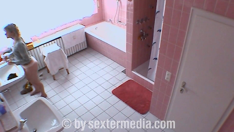 Sextermedia by Pete: Amateur rubia se masturba en inodoro