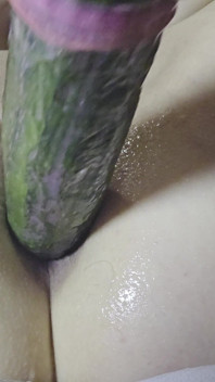 Dubur MILF Seksi Diregangkan Dengan Timun Yang Bagus