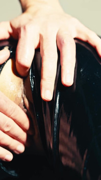 Dia menyentak vagina saya dengan jari di pantatnya