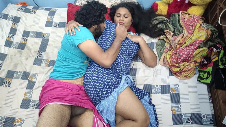 Vaishnavysharunraj: Nighty Ass Romantika s polibkem prsou