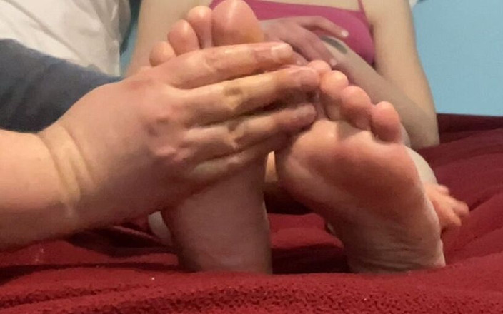 Angel Sky69: Ihr freund gibt ihr eine sinnliche fußmassage