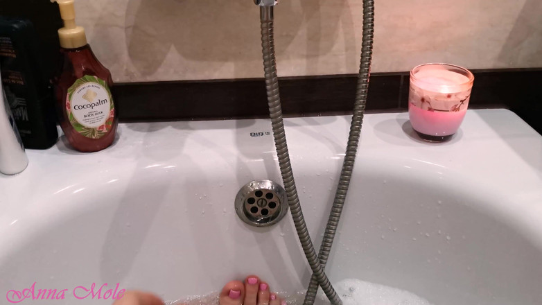 Anna Mole: I take a bath and show off my gorgeous legs.