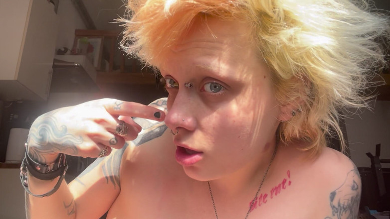 Glitterqueen1999: Une fille gothique se caresse le nez du cochon au...