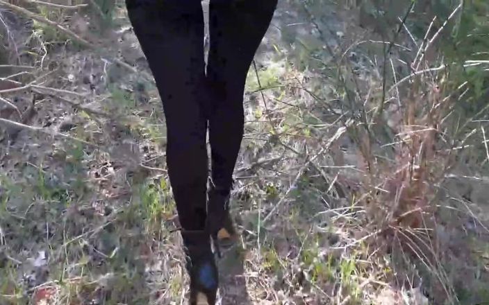 LauraOnHeels: Tacones altos y caminando por el bosque