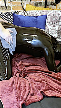 Pantat bahenol cewek ini dientot habis-habisan pakai strap-on ukuran raksasa