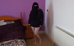 Littlevixen: Bailando en burca y niqab en pies descalzos y masturbándose