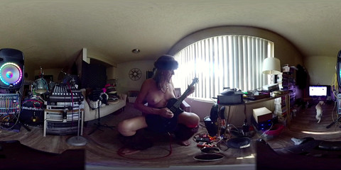 Lizzy Yum: Lizzy Yum VR Červen 2025 Masturbace Dilatační koupání Edging Amatér, Velká prsa,...