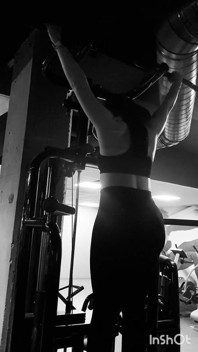 Anna trainiert im fitnessstudio