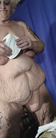 Ona je máma a nemůže ti říct svou velikost ptáka kouřením Není to ani zábavné