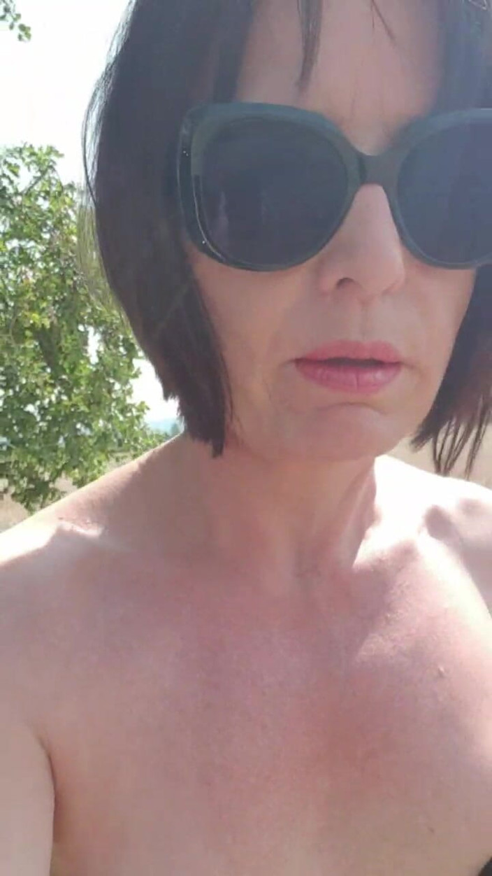 JulieEroticDress: Dışarıda çıplak koşu ve squirt