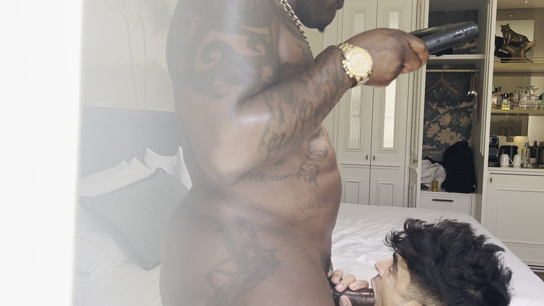 DADDYBLACKXXX: Yakalanan baba zenci seksi dövmeli adamla sikişiyor