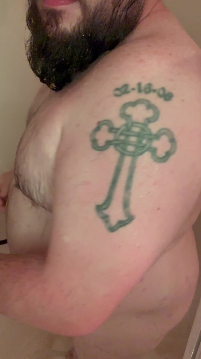 Chubby Freak: गोल-मटोल डैडी शावर ले रहे हैं और डिल्डो और लंड चुसाई वाले खिलौने को साफ करते हैं