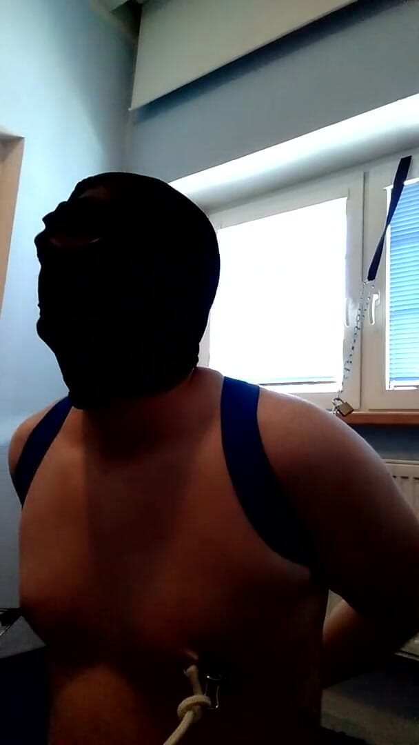 Slaveboy28: Slaveboy28 postur terlatih dan puting digosok