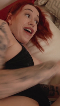 Üvey oğul üvey annesinin sürpriz oral seksiyle uyanıyor