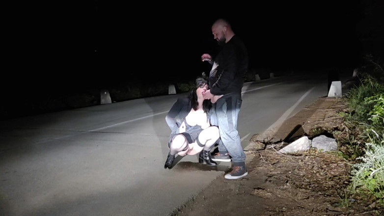 Toilet Mommy: この年寄りのビッチは、旅先でやるのが大好きだ