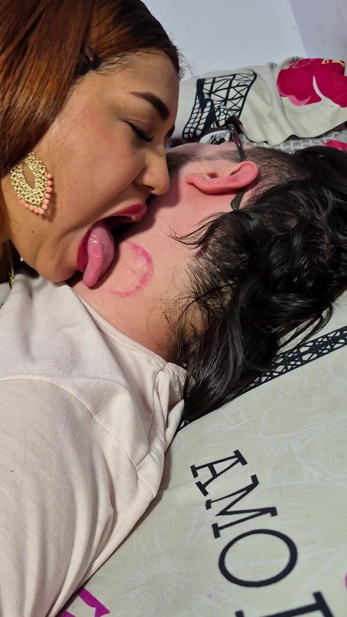 Pikaa6: A faxineira está triste porque seu marido foi para os...
