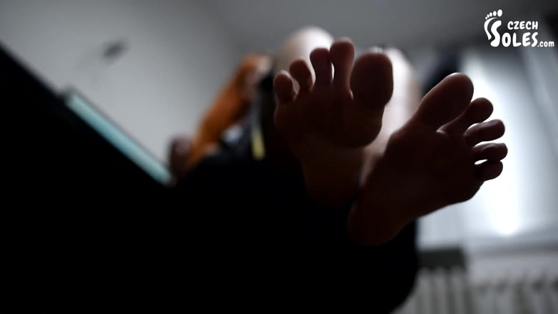 Czech Soles - foot fetish content: Adoração ao pé do escritório - os pés nus de Kettu...