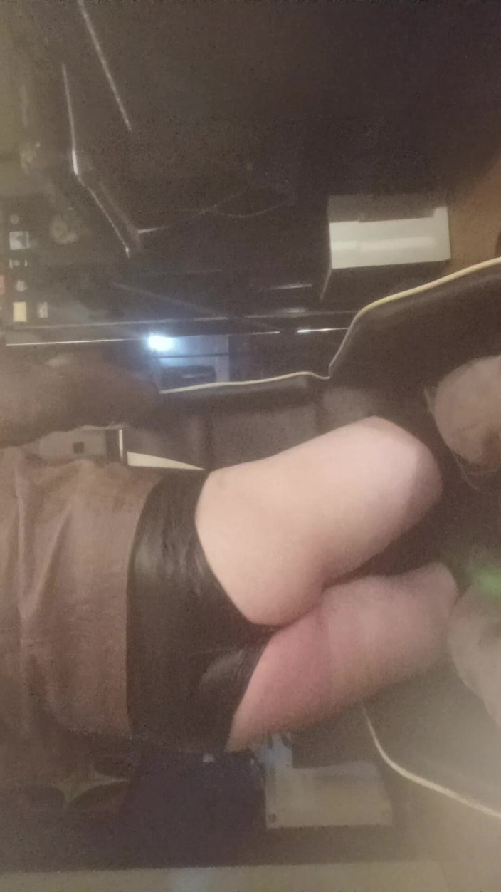 JujuTV: Sissy tranny CD, une trans montre son trou excité