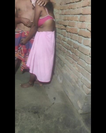 Pumi: Bini Villge berkongkek dalam gaya doggy