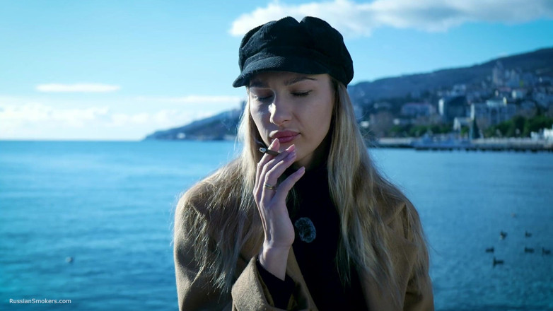 Russian Smokers: All'aperto fuma con una ragazza russa beaty 1