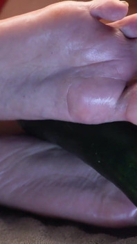 Eu vou continuar brincando com meu vibrador enquanto você goza nos meus pés