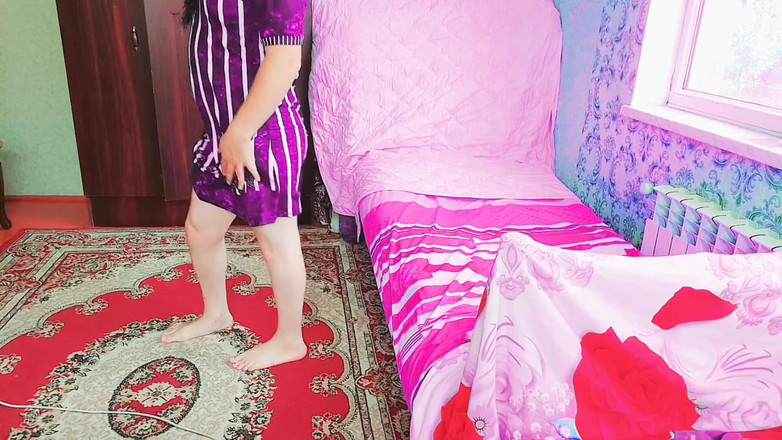 Kitty_Cross: Fată transsexuală jucăușă care ține înghețată cu Wink