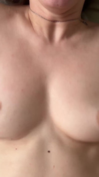 Chlupatá kundička kamarádovy manželky dvojitá penetrace a naplněná mrdkou