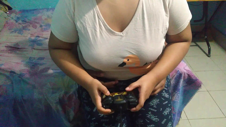 Aria Mia: Adik tiri remaja yang hot lagi asing main game