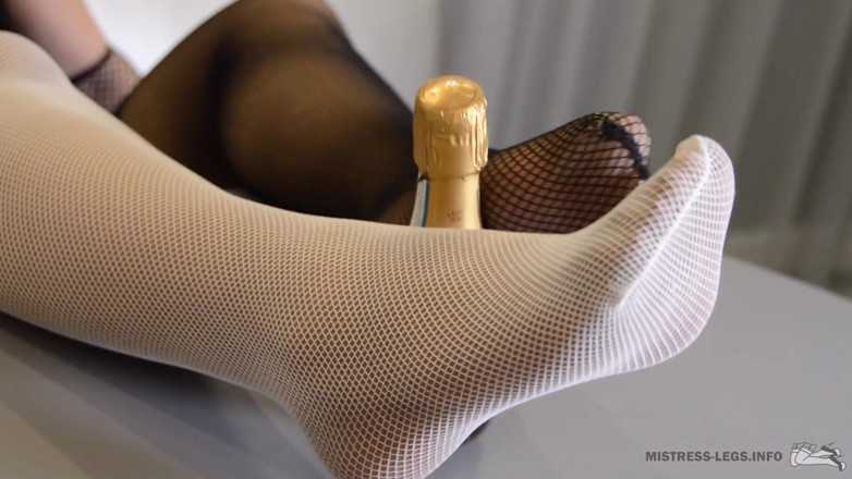 Mistress Legs: Pernas em meias pretas e brancas