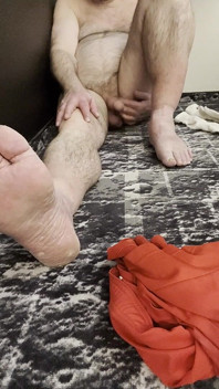I piedi nudi e le palle nude dell'allenatore Karl [8893]