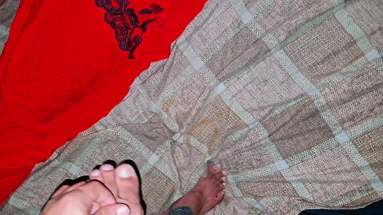 Faryal: 私のジューシーなマンコを食べたいクリーミーなマンコが大好きですか?