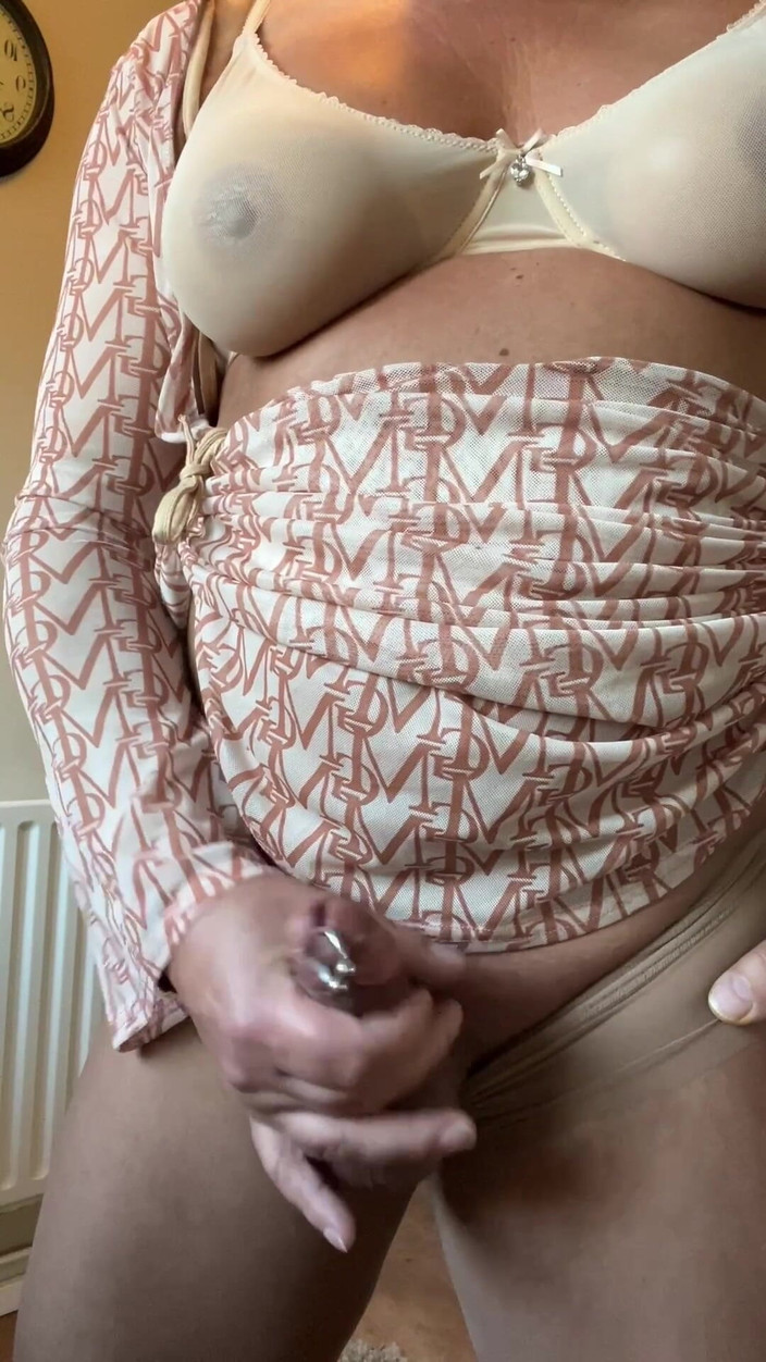 Kellycd2022: Amateur-transvestiert kellycd2022 sexy MILf masturbiert den schwanz meines großen sissy-mädchens...