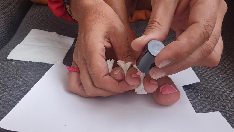 SavageHeater59: 손톱도 손도 분홍색으로 해요