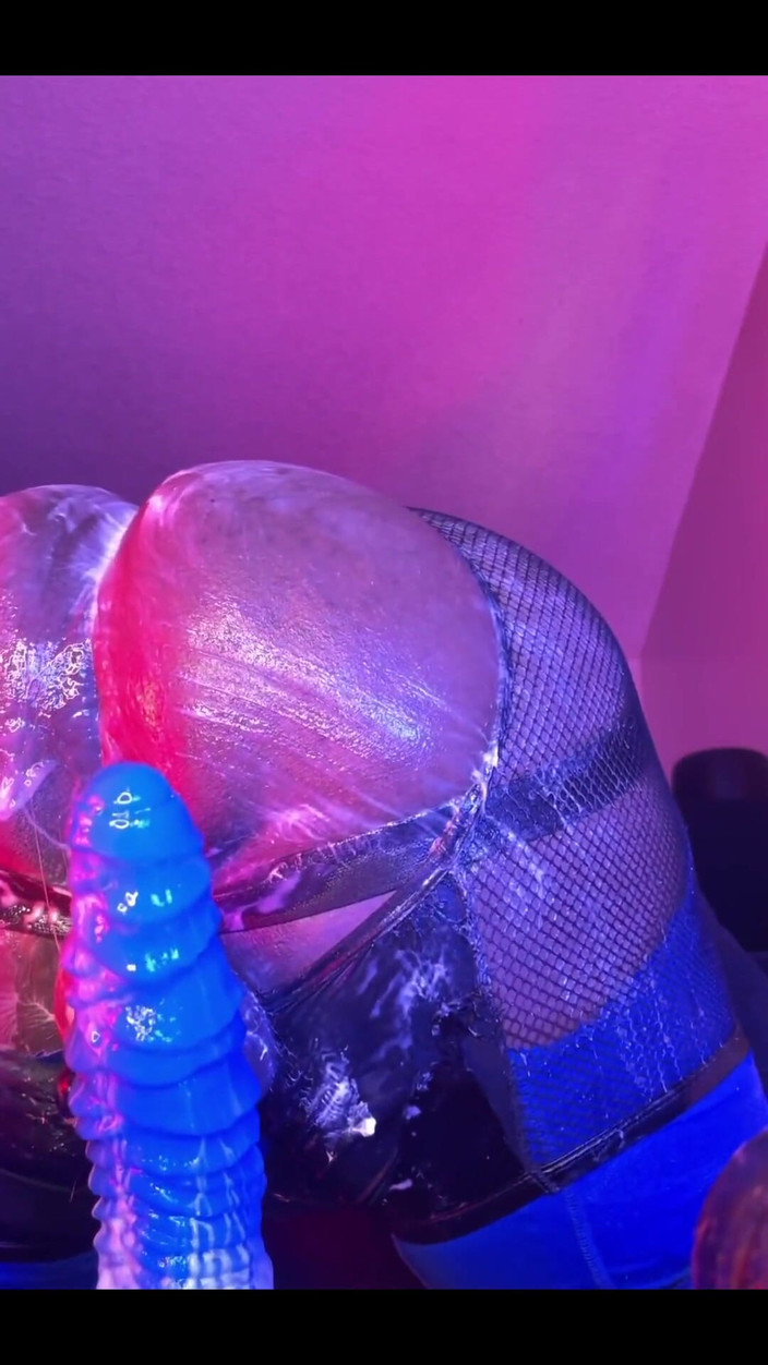 DipsoDeep: Spalancando il mio buco con giocattoli ricoperti e dildo