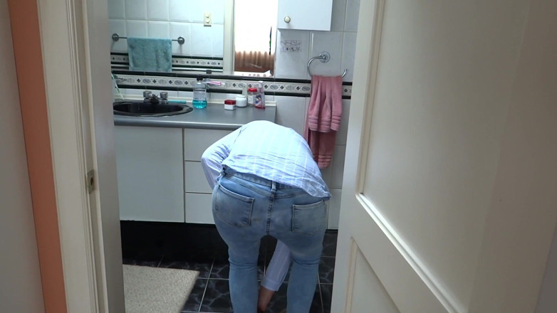 Ardientes69: Ik Kleed Me Uit Om Lingerie Aan Te Trekken En...