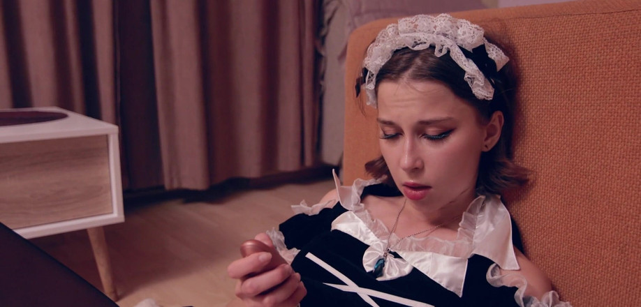 MySchoolLife: ネワかわいいメイドが飼い主の家を掃除していて、とても面白いものを見つけました!彼女はホステと楽しむのをやめられませんでした